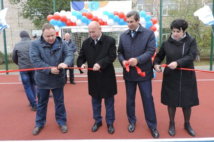 Современную футбольную площадку открыли в Пролетарске