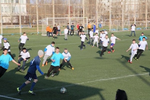Футболистам  «Волгодонска» противостояли сотня юных участников  «Кожаного мяча»   