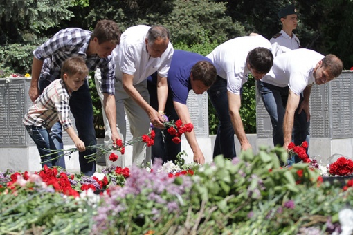 Футболисты «Ростова» возложили цветы у вечного огня