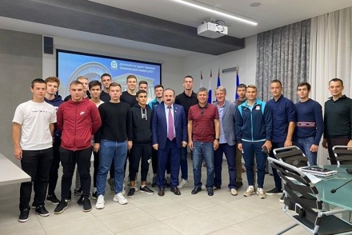 Ректор ДГТУ Бесарион Месхи встретился  со студенческой футбольной командой накануне возобновления сезона НСФЛ