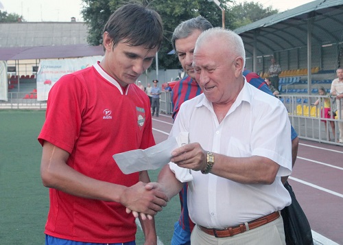  Валерий Синау вручил приз Бирюкову