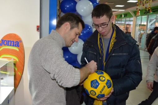 Кириченко и Дьяков провели автограф-сессию для болельщиков