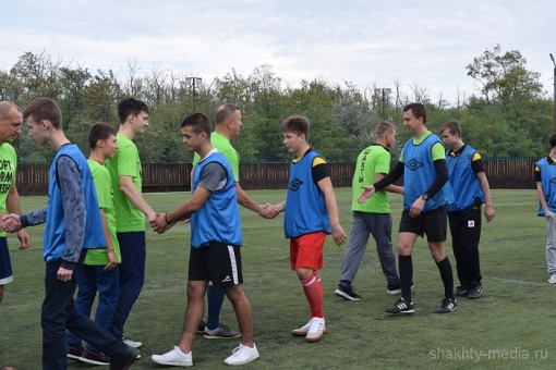 Глава администрации города Шахты Андрей Ковалев сыграл в футбол с ребятами, попавшими в трудную жизненную ситуацию