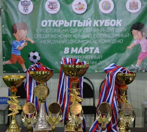 Накануне Международного женского дня девушки играют в футбол!