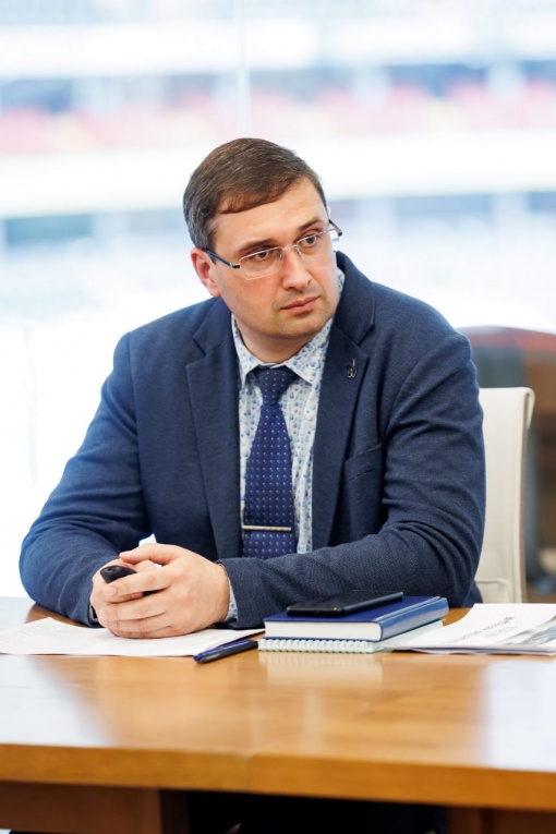 Сегодня 44-й день рождения отмечает начальник отдела развития игровых видов спорта областного Министерства по физической культуре и спорту Анатолий Попов