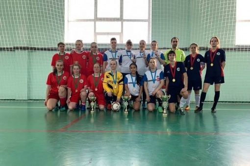 Пока мужчины готовились к празднику, девушки играли в футбол